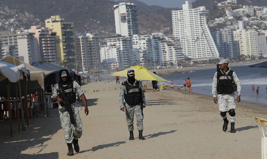 Mexican authorities find bodies of 4 men, 2 women piled up in resort city