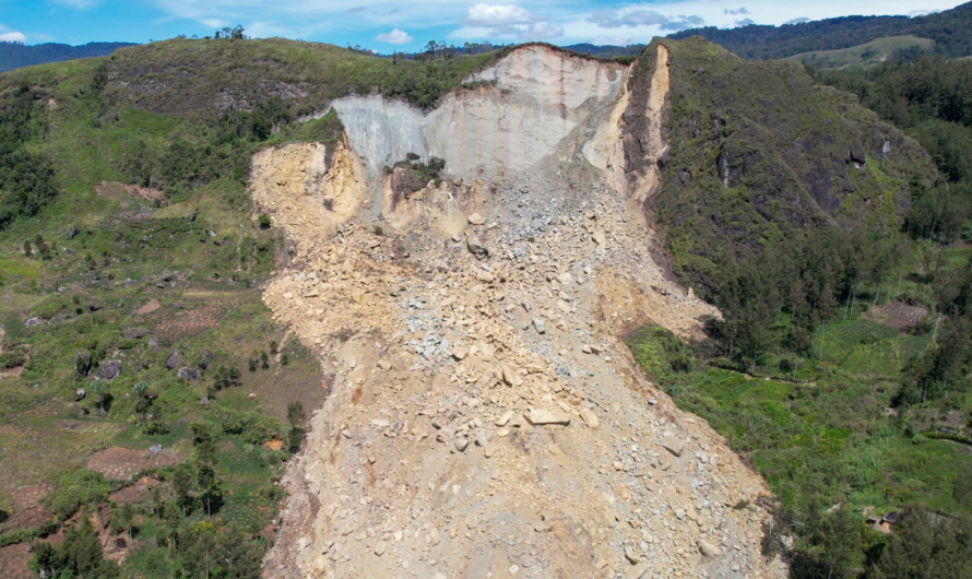 Papua New Guinea landslide survivors grapple with slow evacuation after hundreds buried