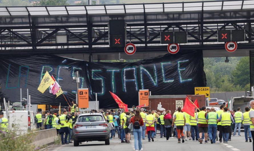 Spanish and French farmers form border blockade before EU election