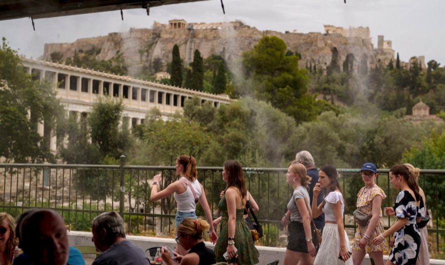 Heatwave shutters Acropolis in Athens for second consecutive afternoon