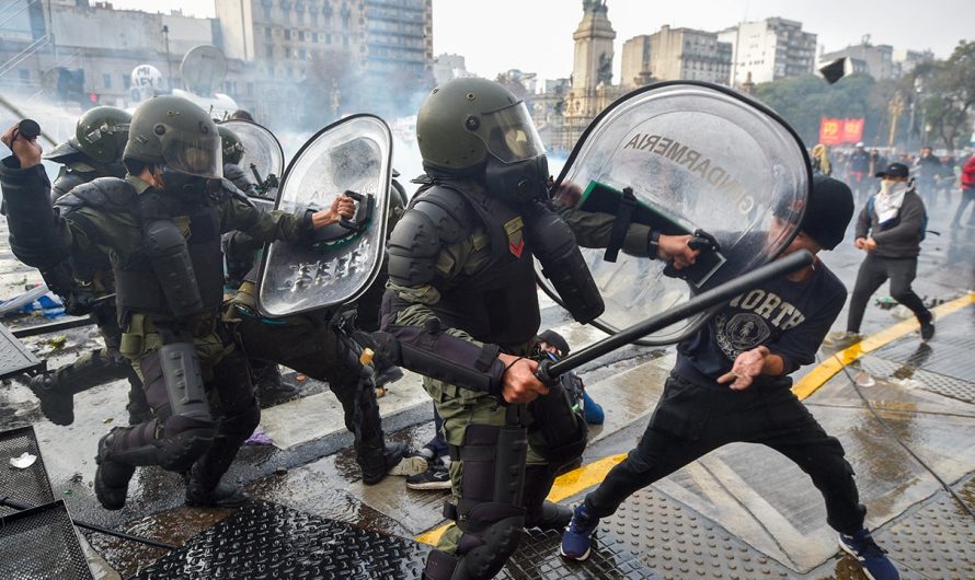 Riot police unleash tear gas, water cannons on rowdy anti-Milei protesters in Buenos Aires